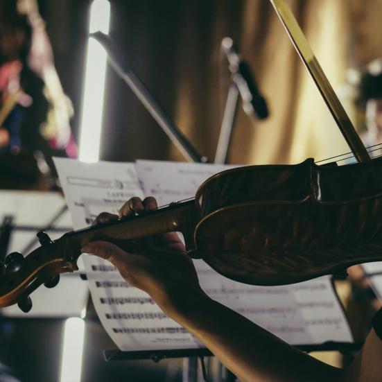 Violinspiller og nodeark